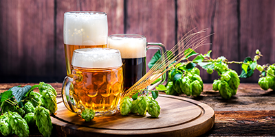 Drei verschiedene Gläser mit Bier und Gersten auf einem Tisch