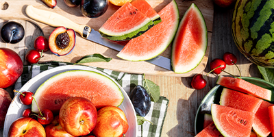 Verschiedene Obstsorten wie Pfirsiche und Wassermelonen auf einem Teller | SPAR Mahlzeit!