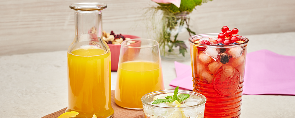 Café Cappuccino Getränke: alkoholfreier Orangensaft und alkoholfreie Limonade