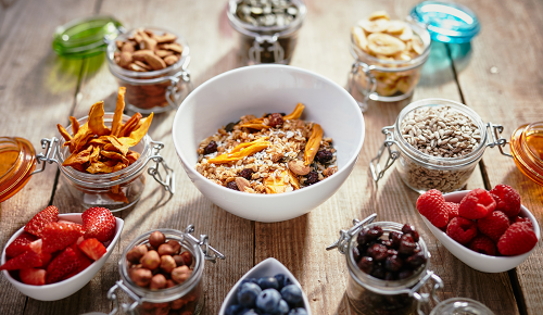 Ein Tisch voller verschiedener Schalen mit Müsli-Zutaten