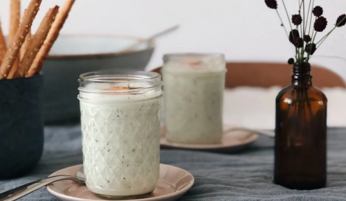 Kalte Gurkensuppe in einem Marmeladenglas auf einem Tisch