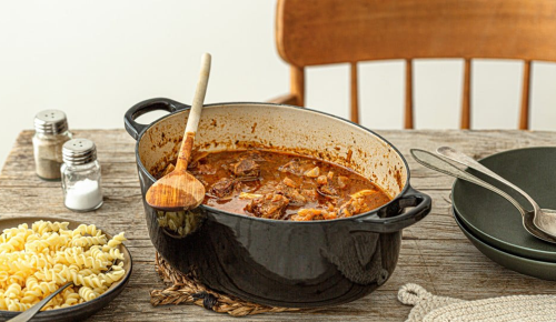Frisch gekochtes Rindsgulasch in einem großen Suppentopf