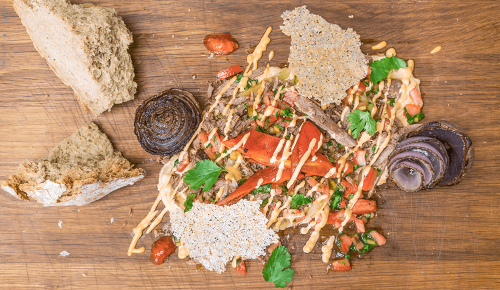 SPAR Mahlzeit Pulled Beef auf Tomatenhummus mit Salsa