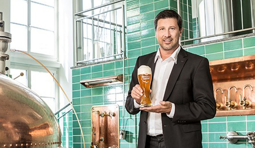 Mitarbeiter der Brauerei Baumgartner bei der Arbeit