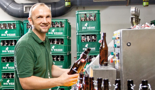 Mitarbeiter der Brauerei Die Weisse bei der Arbeit