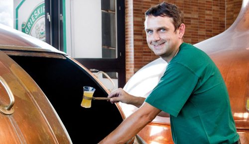 Mitarbeiter der Brauerei Grieskirchner bei der Arbeit
