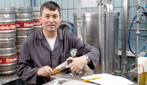 Mitarbeiter der Brauerei Ritterbräu bei der Arbeit