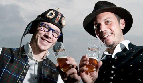Mitarbeiter der Brauerei Loncium Bier bei der Arbeit