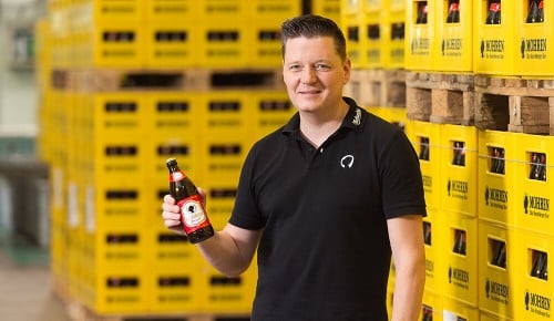 Mitarbeiter der Brauerei Mohrenbrauerei bei der Arbeit
