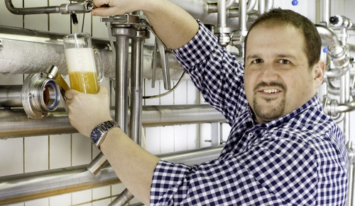 Mitarbeiter der Brauerei Schnaitl bei der Arbeit