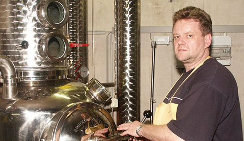 Mitarbeiter der Brauerei Tiroler Bier bei der Arbeit