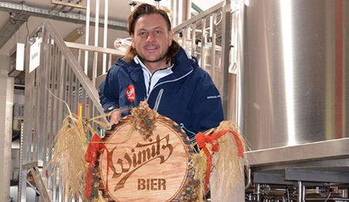 Mitarbeiter der Brauerei Wimitzbräu bei der Arbeit