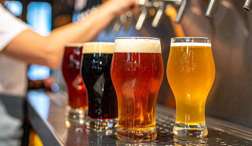 Mehrere Biergläser stehen nebeneinander an einer Zapfstation