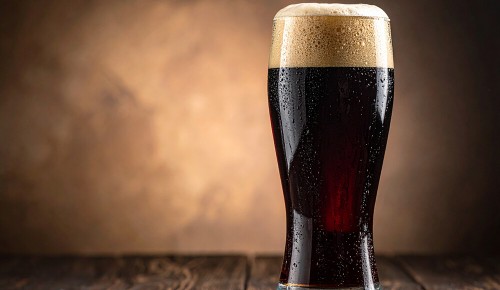 Ein Weißbierglas gefüllt mit einem dunklen Bier