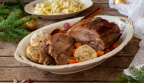 Schweinsbraten in Gemüse-Biersauce mit Semmelknödel und Krautsalat