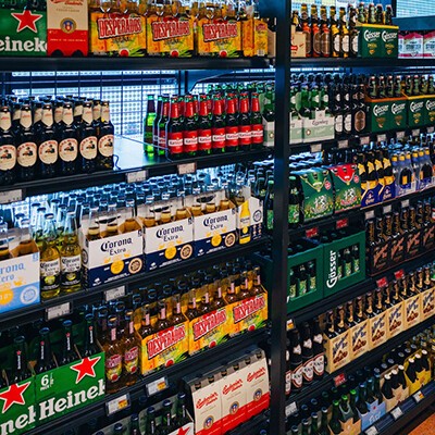 Ein Regal voller verschiedener Bierflaschen und Bierkartons in einem INTERSPAR-Hypermarkt