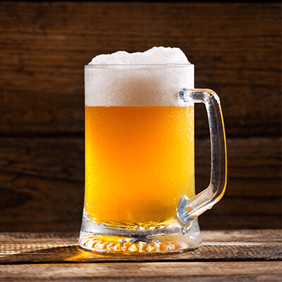 Ein voller Bierkrug aus Glas gefüllt mit einem naturtrüben Bier