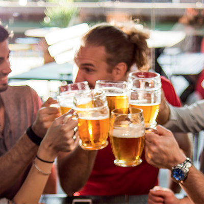 Mehrere Personen stoßen mit Biergläsern an