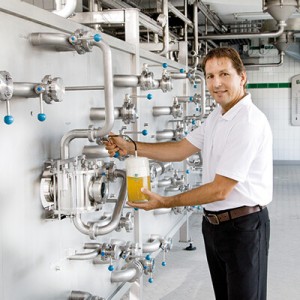 Mitarbeiter der Brauerei Baumgartner bei der Arbeit