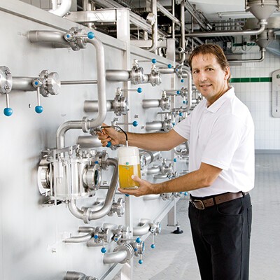 Mitarbeiter der Brauerei Baumgartner bei der Arbeit