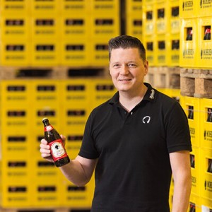 Mitarbeiter der Brauerei Mohrenbrauerei bei der Arbeit