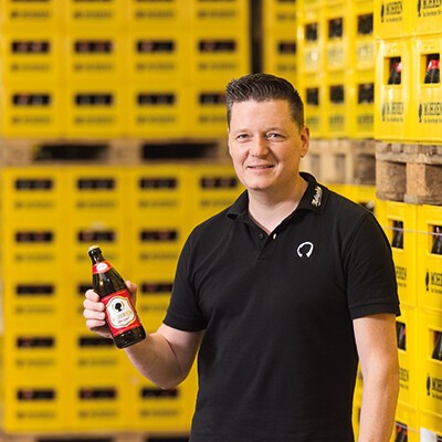 Mitarbeiter der Brauerei Mohrenbrauerei bei der Arbeit