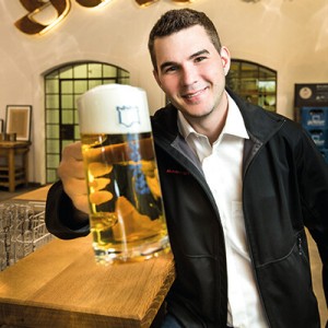 Mitarbeiter der Pannonia Brauerei Gols mit einem Bier in der Hand
