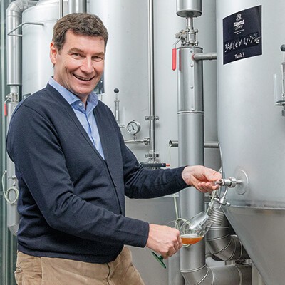 Mitarbeiter der Brauerei Zillertal Bier bei der Arbeit