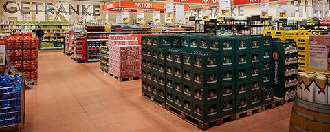 Mehrere vollen Kisten Bier stehen in einem INTERSPAR-Hypermarkt