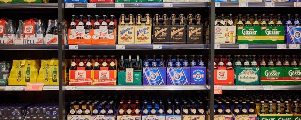 Volles Bier-Regal in einem INTERSPAR-Hypermarkt