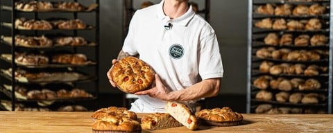 Ein Bäcker präsentiert die Focaccia aus der INTERSPAR-Backstube