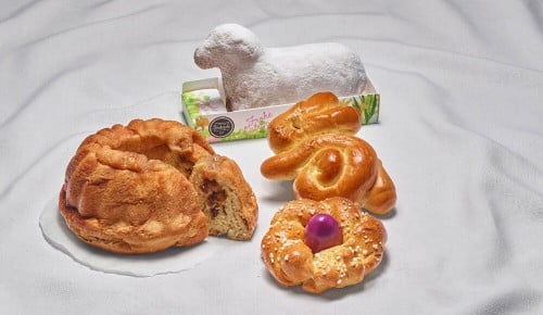 Produkte aus der INTERSPAR-Backstube auf einem weißen Leinentuch präsentiert