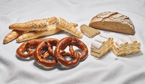 Verschiedene Gebäcksorten aus der INTERSPAR Bäckerei auf einem weißen Tuch