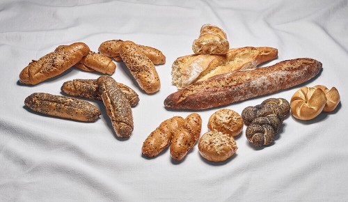 Verschiedene Brötchen, Stangerl und Semmeln aus der INTERSPAR Bäckerei