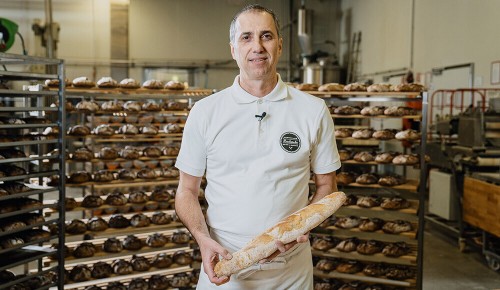 Bäckermeister Fikred mit seinem Bäckerliebling, dem Baguette, in der Hand
