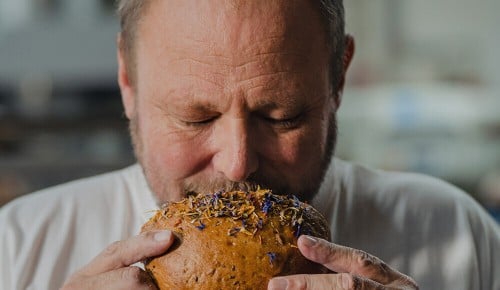 Bäckermeister Siegfried Köstenberger mit seinem INTERSPAR Bäckerliebling, dem Almbrot