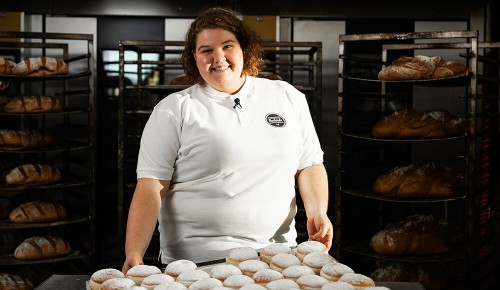 Handwerksbäcker Monika Bernhofer mit ihrem INTERSPAR Bäckerliebling, dem Bäckerkrapfen