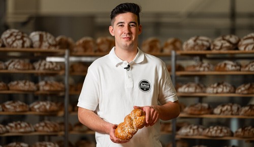 Bäckermeister Mario Stockner mit seinem INTERSPAR Bäckerliebling, dem Bäckerstriezel