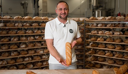 Bäckermeister Sascha Prehofer mit seinem INTERSPAR Bäckerliebling, dem Baguette