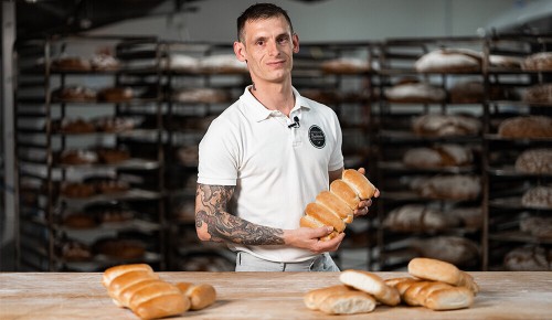 Bäckermeister Dominik Hartmaier mit seinem INTERSPAR Bäckerliebling, der Bio Bäckerzeile