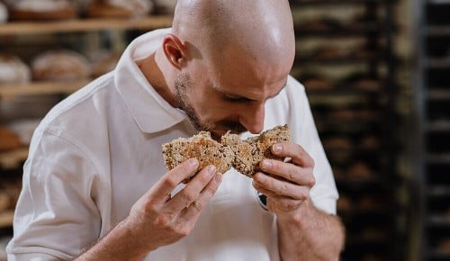 Bäckermeister Patrick Hödl mit seinem INTERSPAR Bäckerliebling, dem Dinkel Buchweizen Weckerl