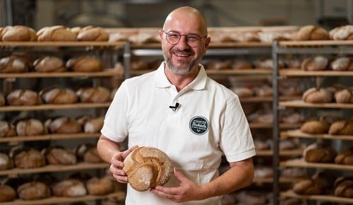 Bäckermeister Johann Pilz mit seinem INTERSPAR Bäckerliebling, dem Dinkelknopf