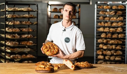 Bäckermeister Dominik Hartmaier mit seinem INTERSPAR Bäckerliebling, dem Focaccia