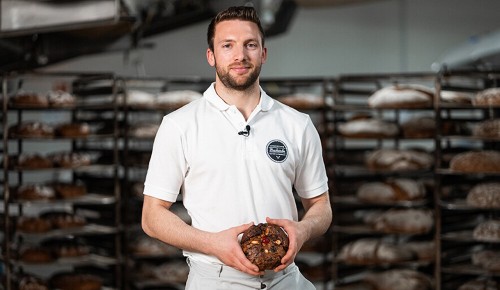 Bäckermeister Patrick Beschta mit seinem INTERSPAR Bäckerliebling, dem Früchtebrot