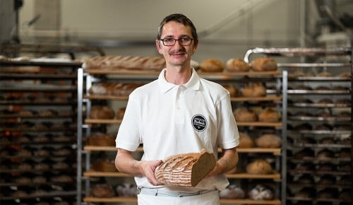 Bäckermeister Stefan Kohl mit seinem INTERSPAR Bäckerliebling, dem langen Roggen