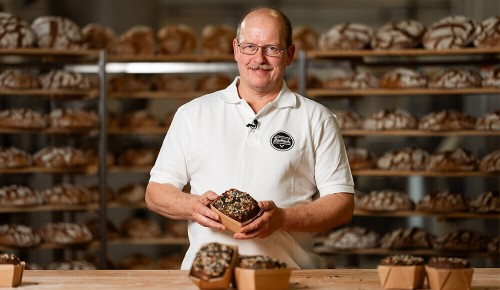Bäckermeister Peter Lackner mit seinem INTERSPAR Bäckerliebling, dem Nur Kornbrot