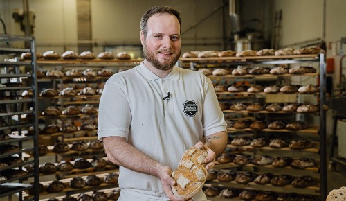 Bäckermeister Michael Hanl mit seinem INTERSPAR Bäckerliebling, dem Pane Mediterraneo