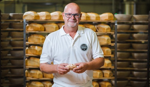 Bäckermeister Adi Brugger mit seinem INTERSPAR Bäckerliebling, dem Roggenweckerl