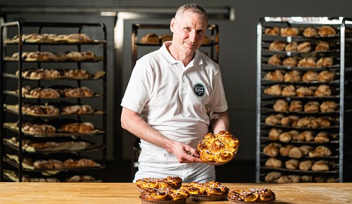 Bäckermeister Martin Broger mit seinem INTERSPAR Bäckerliebling, der Topfenblume
