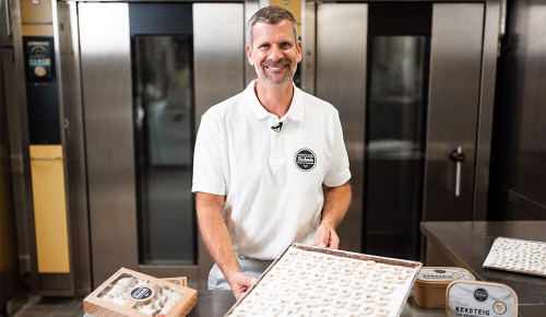Bäckermeister Martin Pürrer mit seinem INTERSPAR Bäckerliebling, den Vanillekipferl